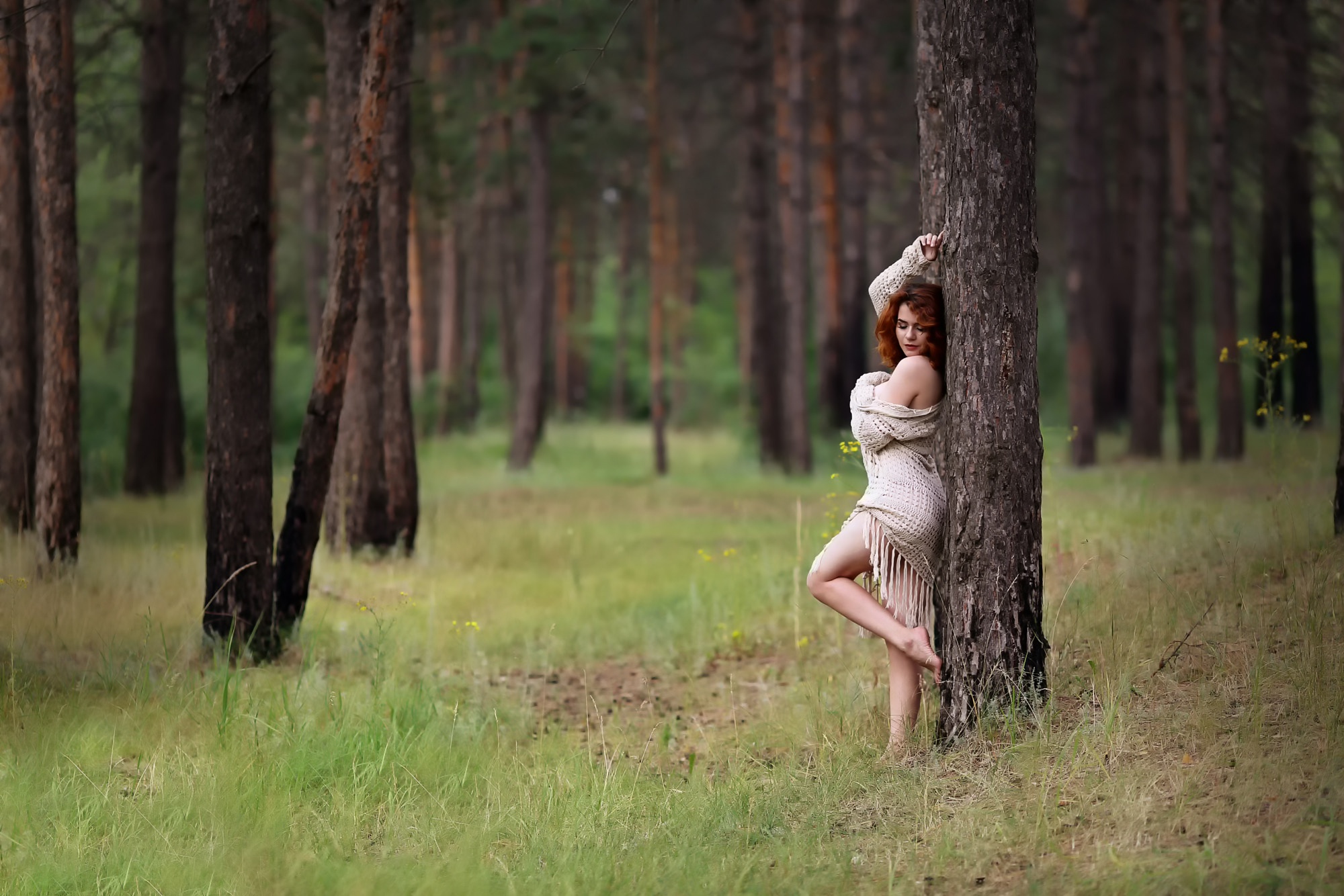 Голая девушка в лесу показывает всё что прятала