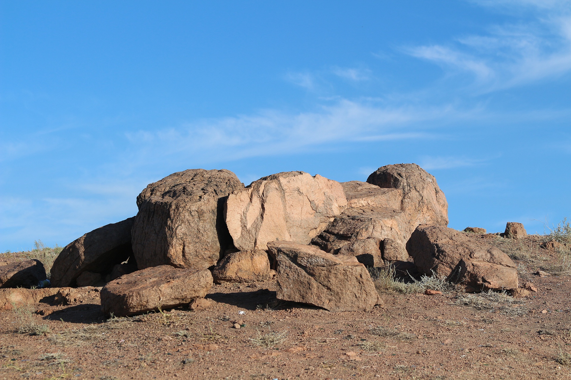 Обои небо, камни, степь, булыжники, the sky, stones, the steppe разрешение 1920x1280 Загрузить