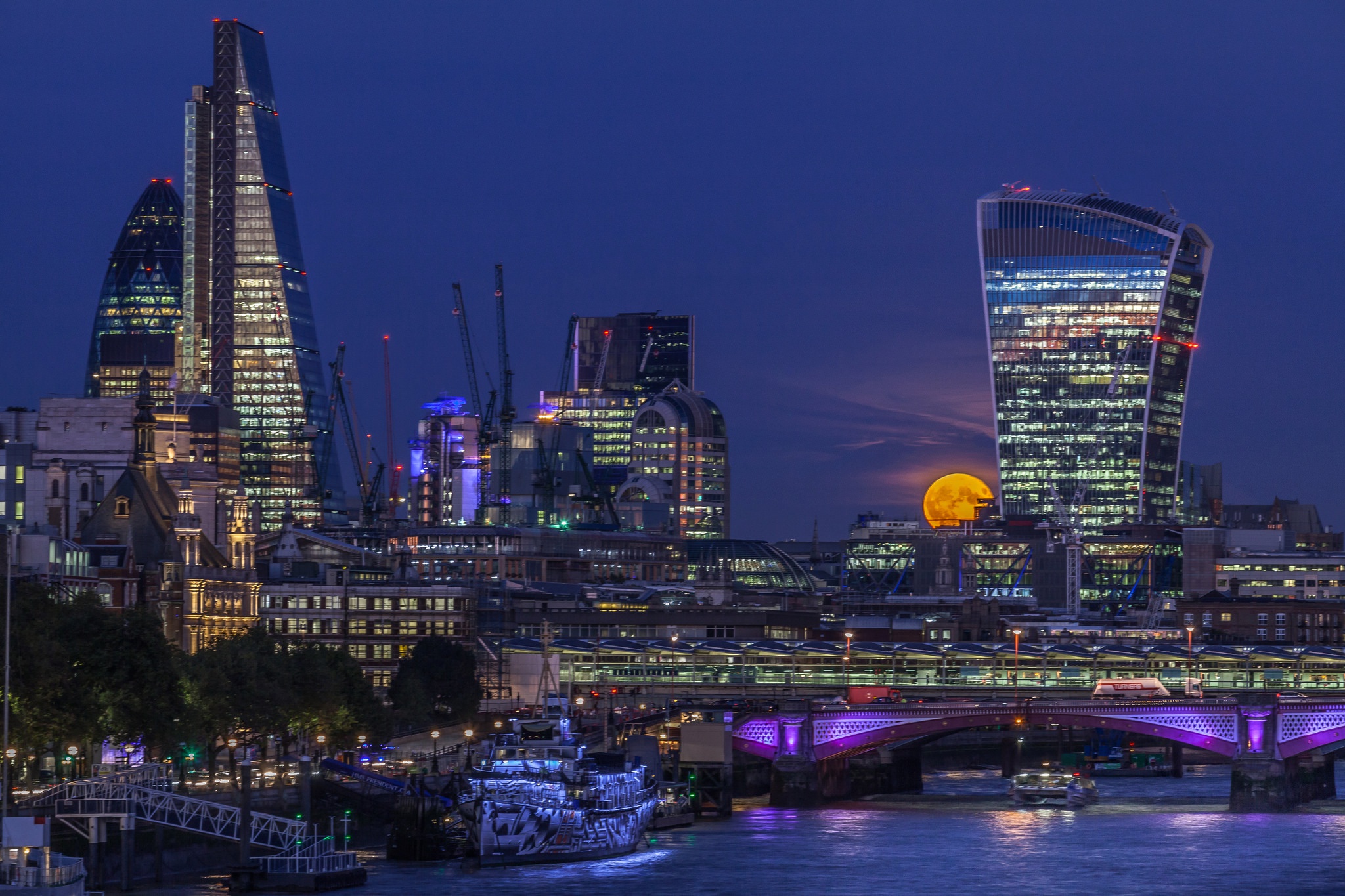 Обои ночь, огни, мост, лондон, город, луна, башня, англия, night, lights, bridge, london, the city, the moon, tower, england разрешение 2048x1365 Загрузить