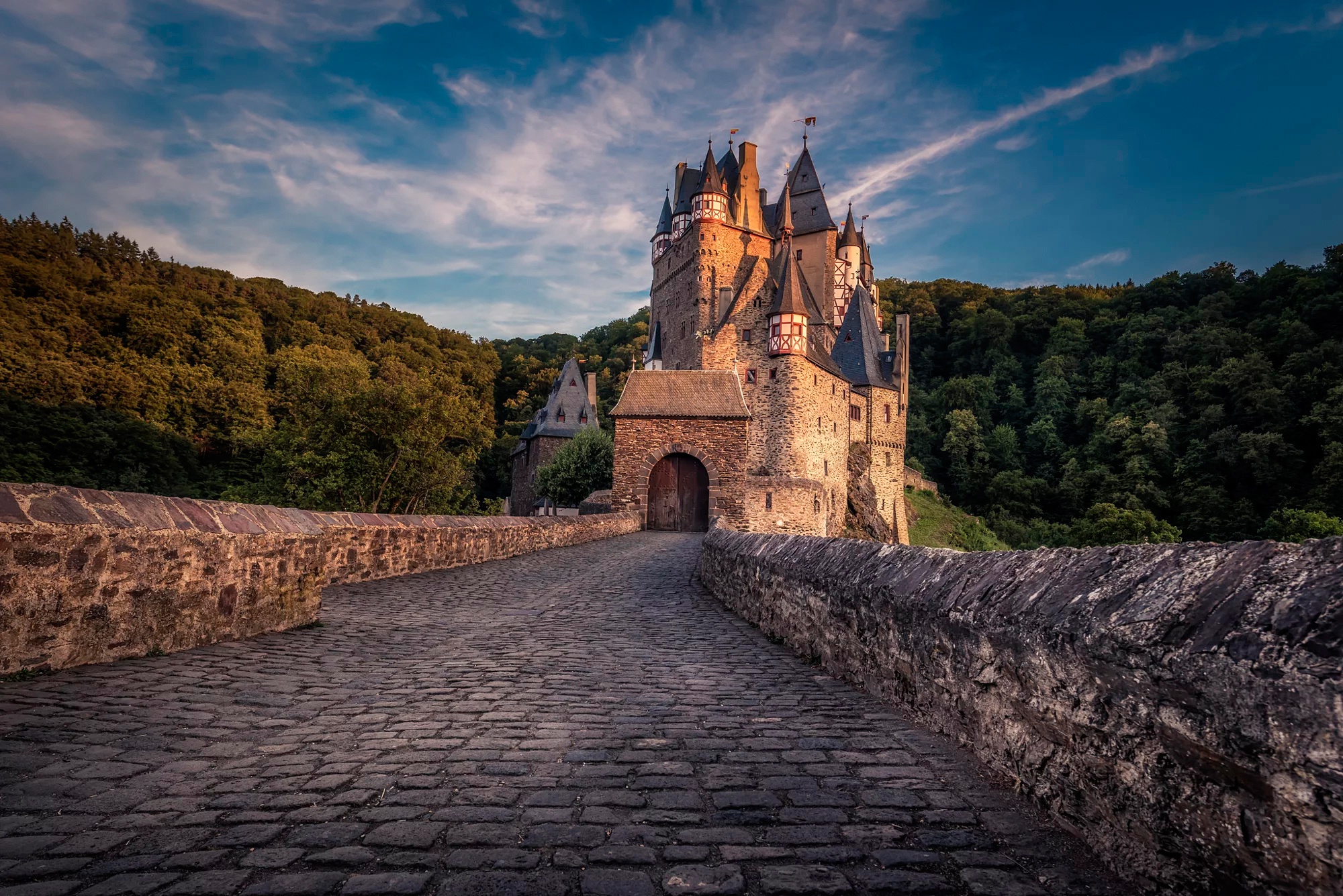 Обои небо, облака, лес, закат, замок, германия, burg eltz, the sky, clouds, forest, sunset, castle, germany разрешение 2000x1335 Загрузить