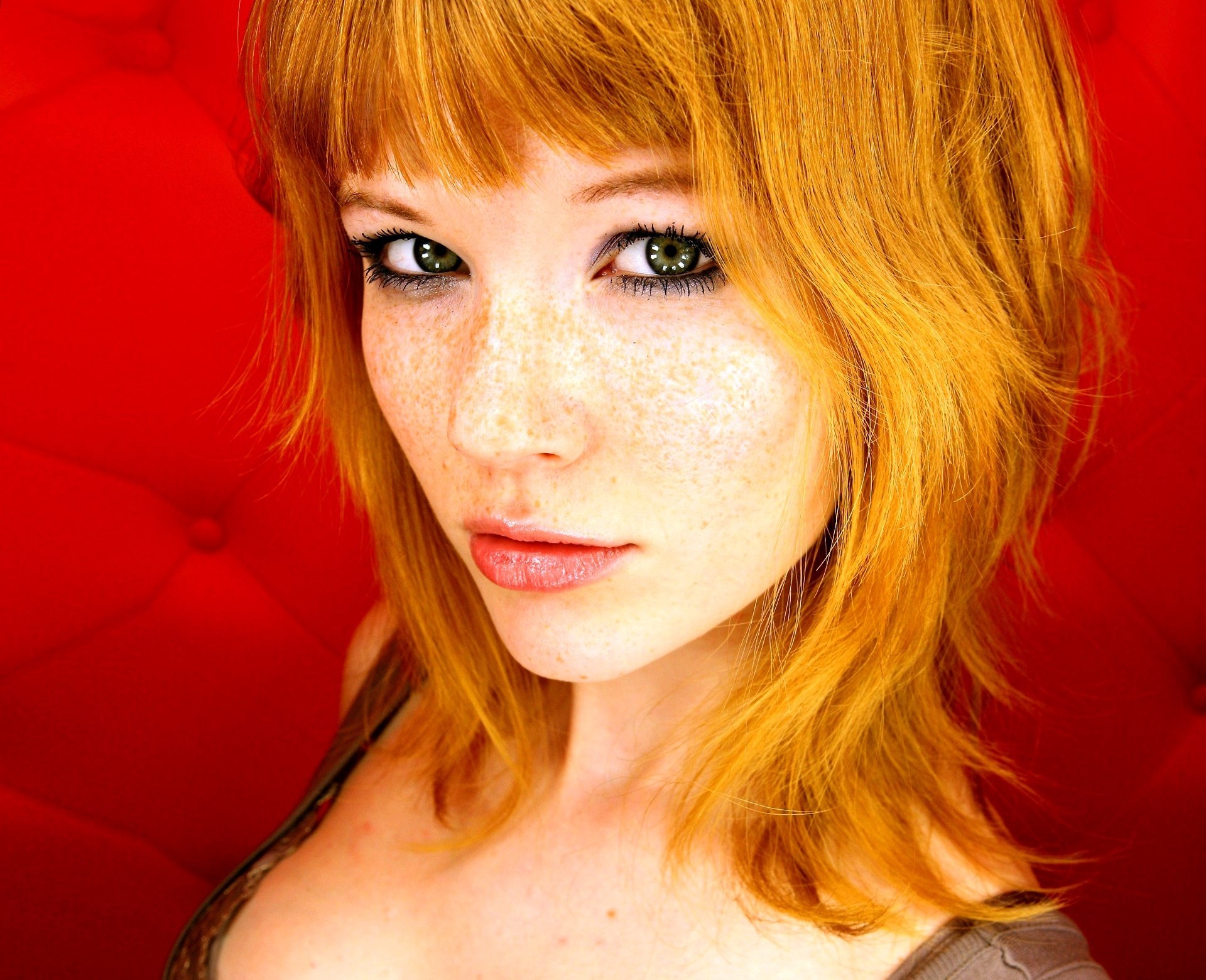 Mia Sollis с рыжими волосами
