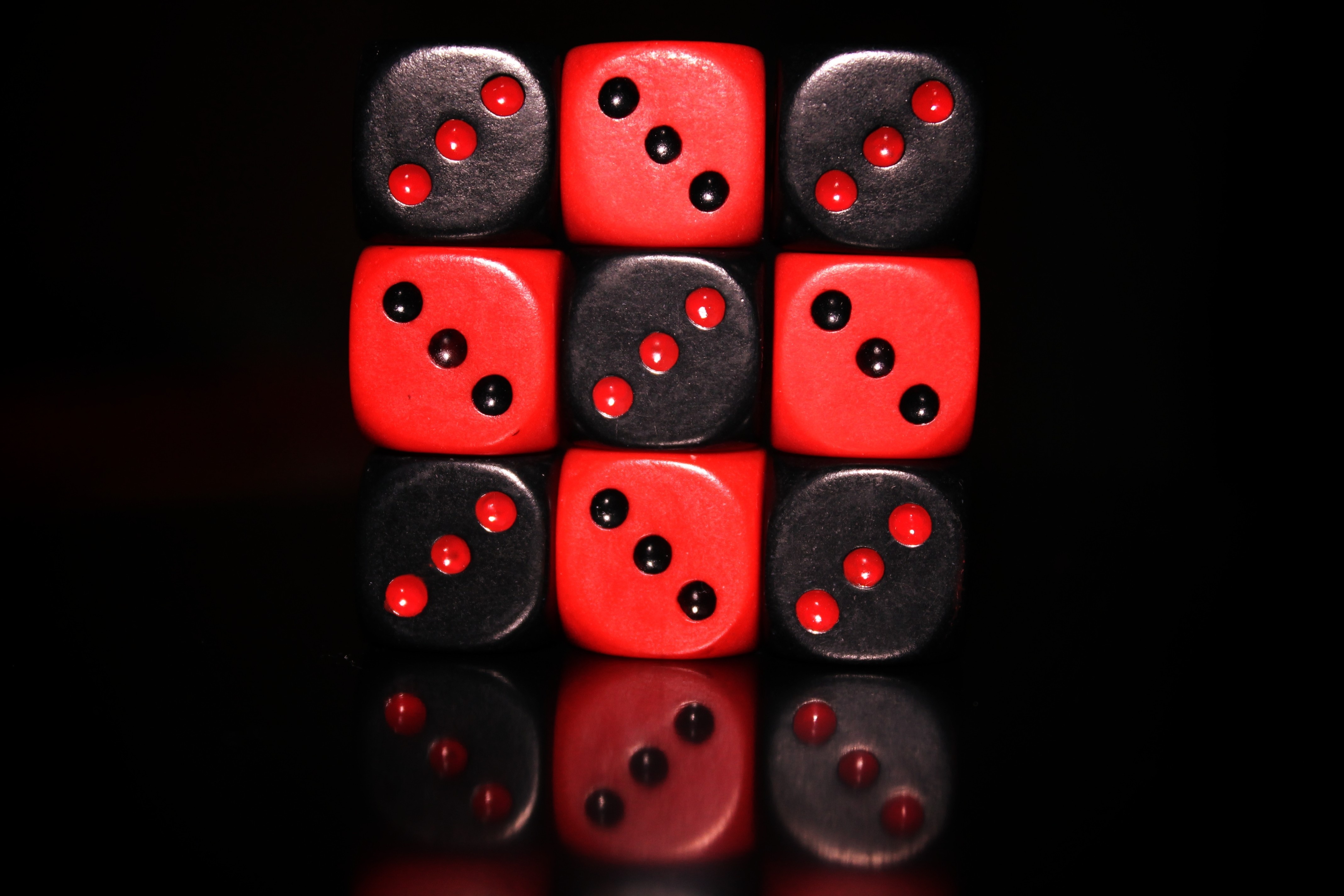Обои отражение, красные, кубики, черный фон, кости, чёрные, настольные игры, игральная кость, reflection, red, cubes, black background, bones, black, board games разрешение 4272x2848 Загрузить