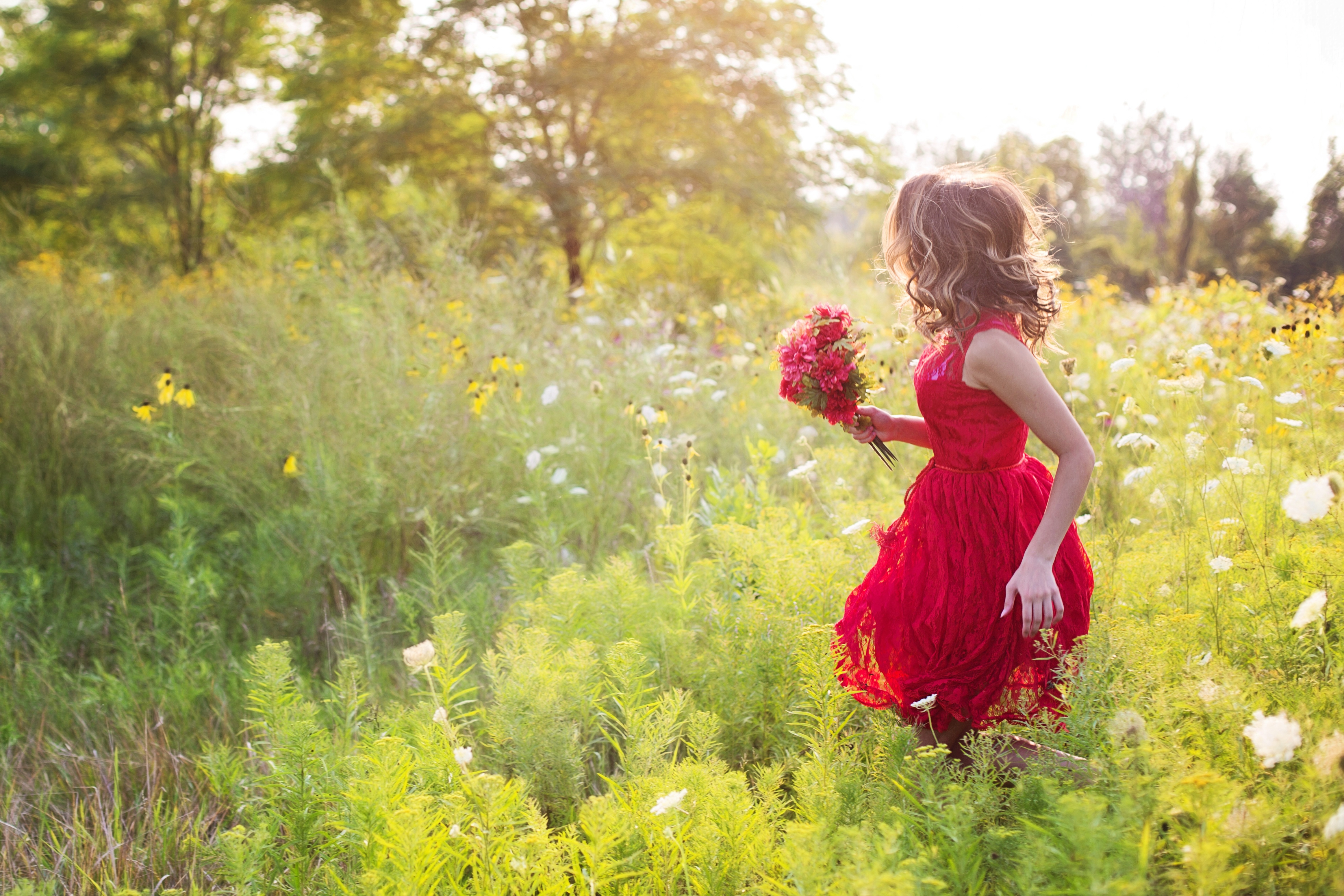 Обои цветы, природа, девушка, луг, волосы, букет, красное платье, flowers, nature, girl, meadow, hair, bouquet, red dress разрешение 4651x3100 Загрузить