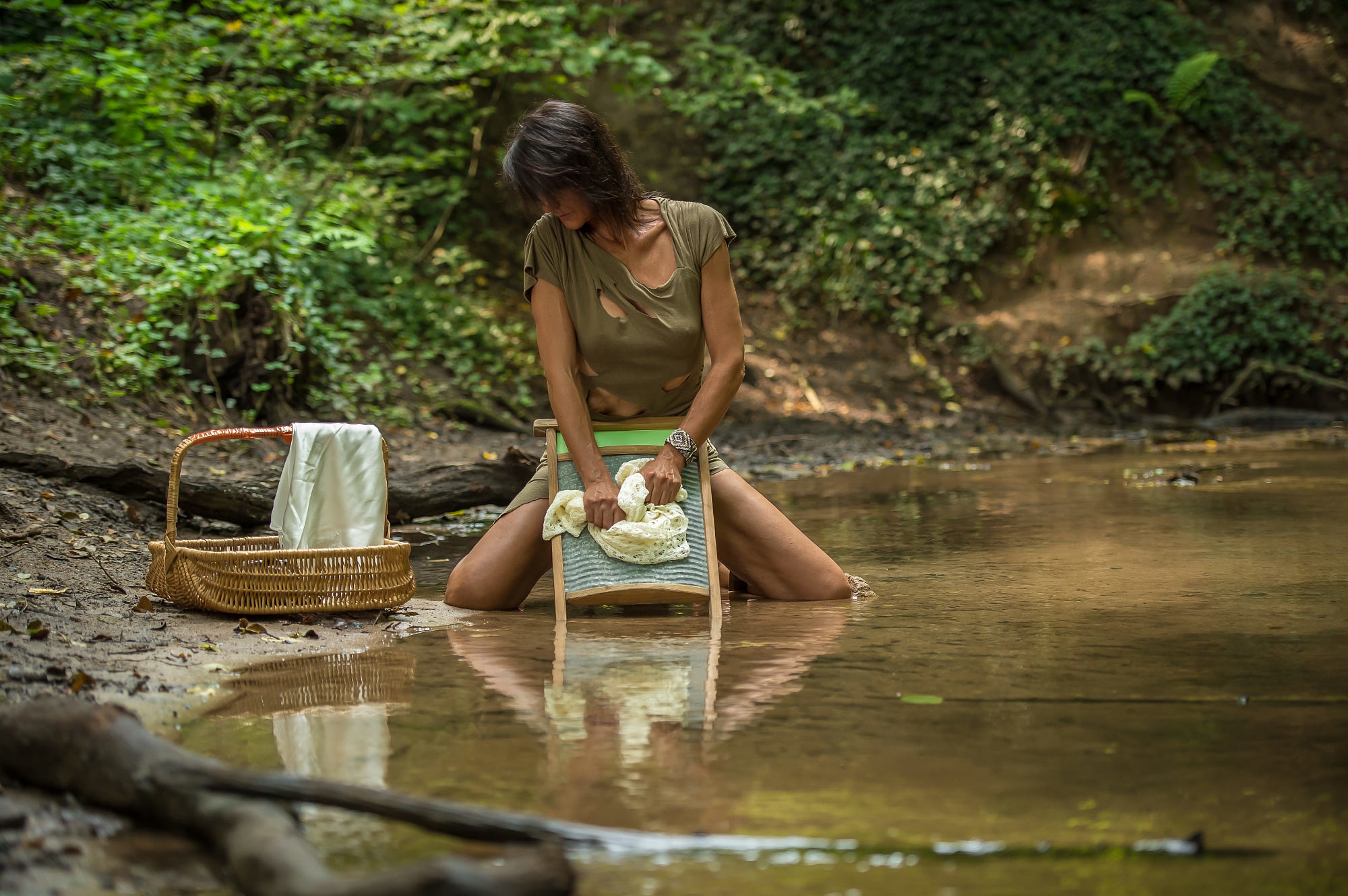 Обои вода, девушка, корзина, белье, стирка, wash day, water, girl, basket, linen, wash разрешение 2000x1331 Загрузить