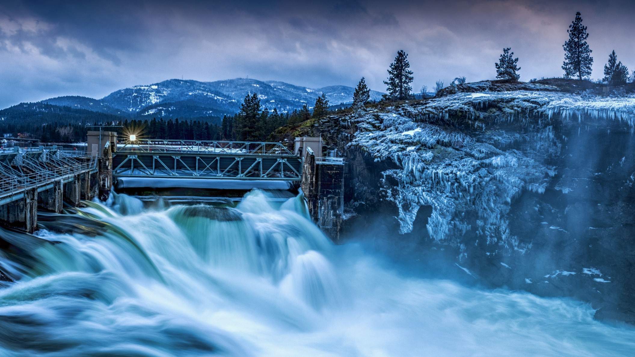 Обои деревья, река, горы, природа, зима, дамба, trees, river, mountains, nature, winter, dam разрешение 2112x1188 Загрузить