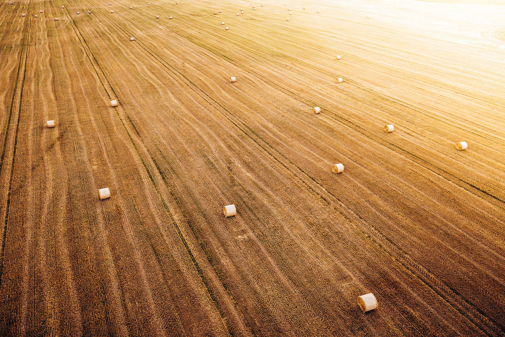 Обои природа, поле, сено, вид сверху, nature, field, hay, the view from the top разрешение 2048x1366 Загрузить