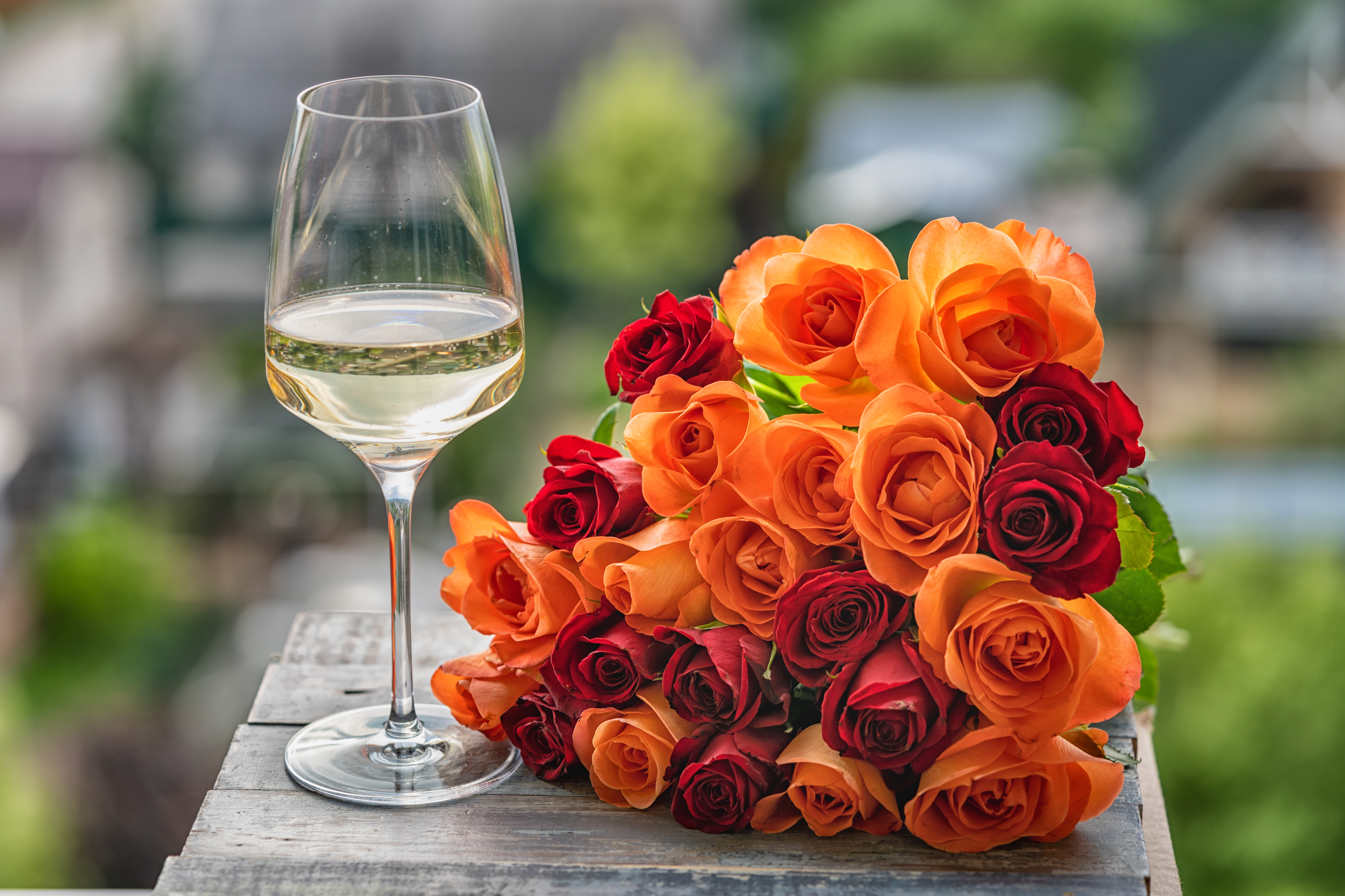 Обои цветы, розы, бокал, букет, вино, larisa voyageur, flowers, roses, glass, bouquet, wine разрешение 6000x4000 Загрузить