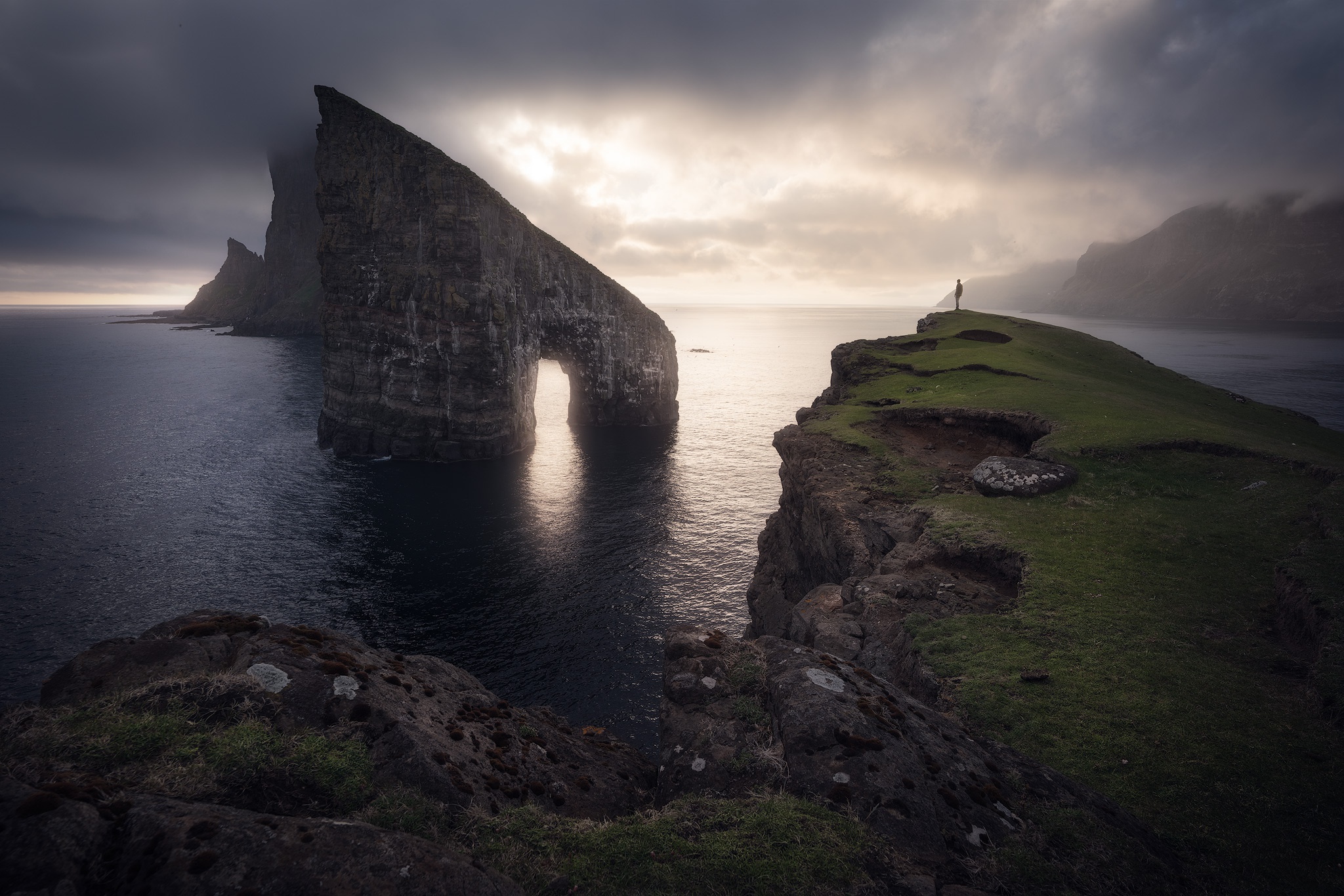 Обои скалы, берег, море, туман, человек, арка, rocks, shore, sea, fog, people, arch разрешение 2048x1366 Загрузить