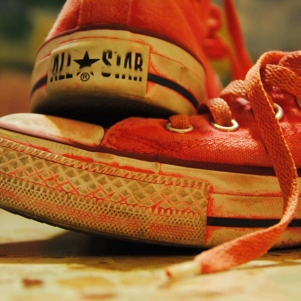 Обои красный, кеды, all star, обувь, шнурки, red, sneakers, shoes, laces разрешение 2896x1944 Загрузить