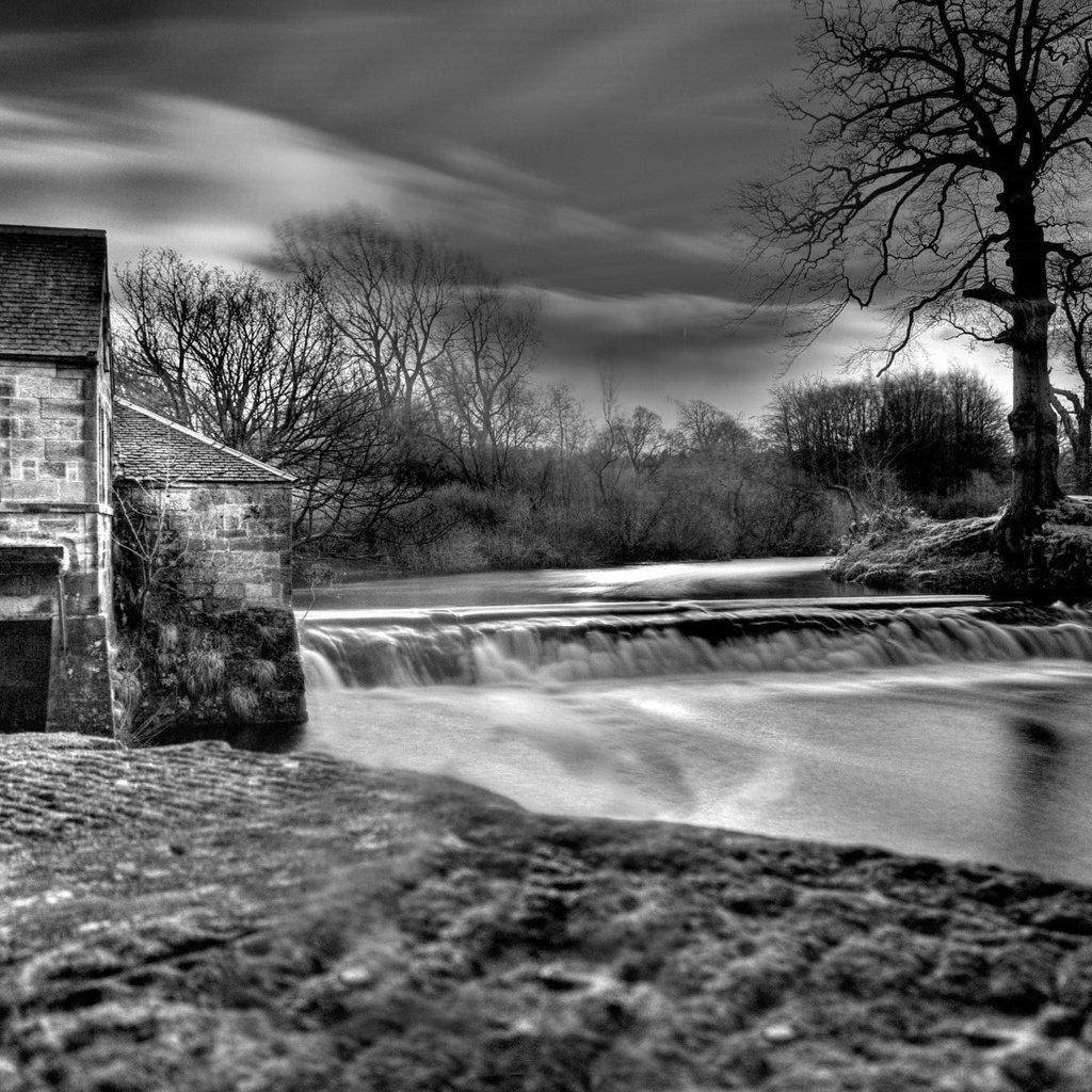 Обои вода, река, чёрно-белое, дом, чб, плотина, дерево на берегу, water, river, black and white, house, bw, dam, the tree on the bank разрешение 1920x1200 Загрузить