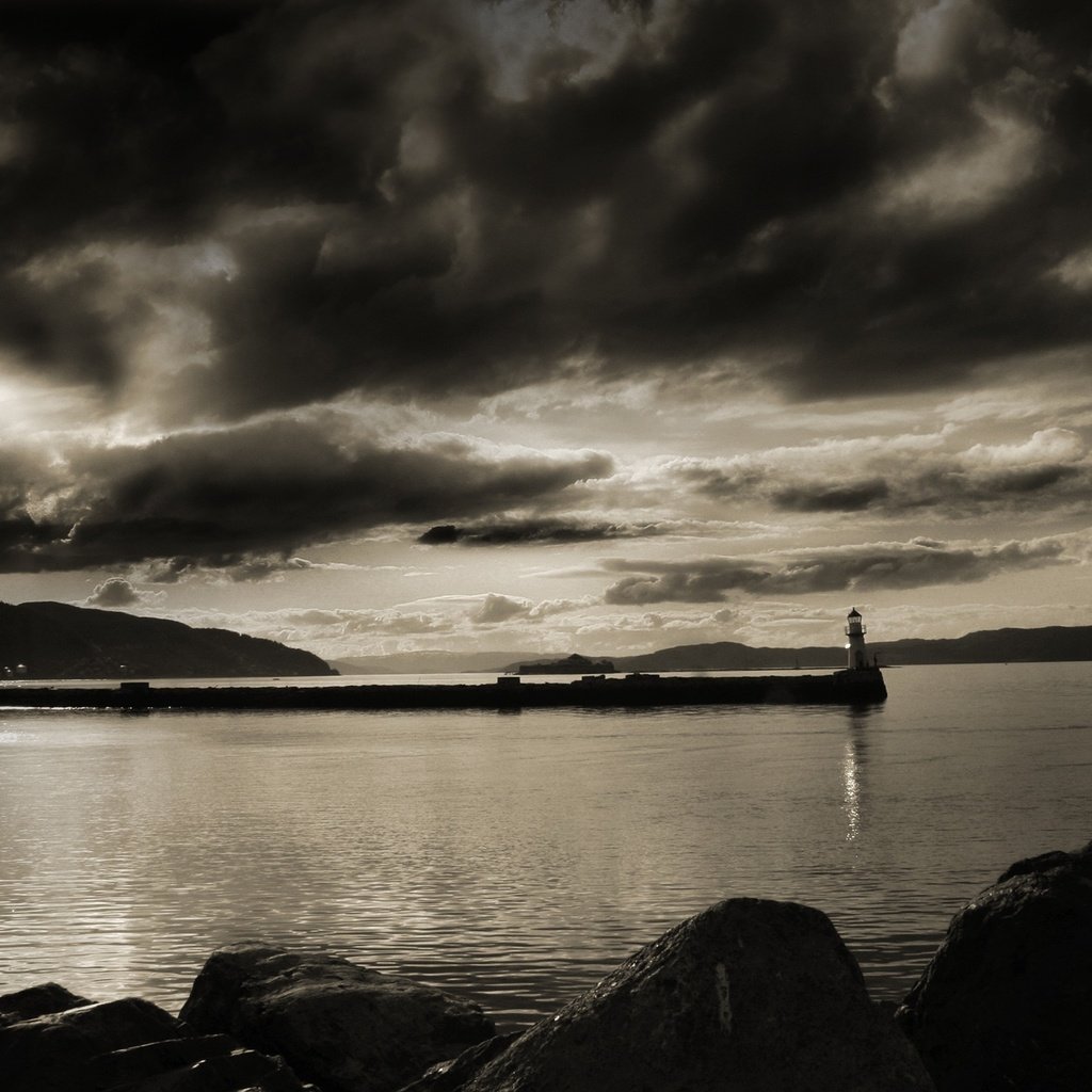 Обои маяк, черно-белая, залив, lighthouse, black and white, bay разрешение 2560x1600 Загрузить