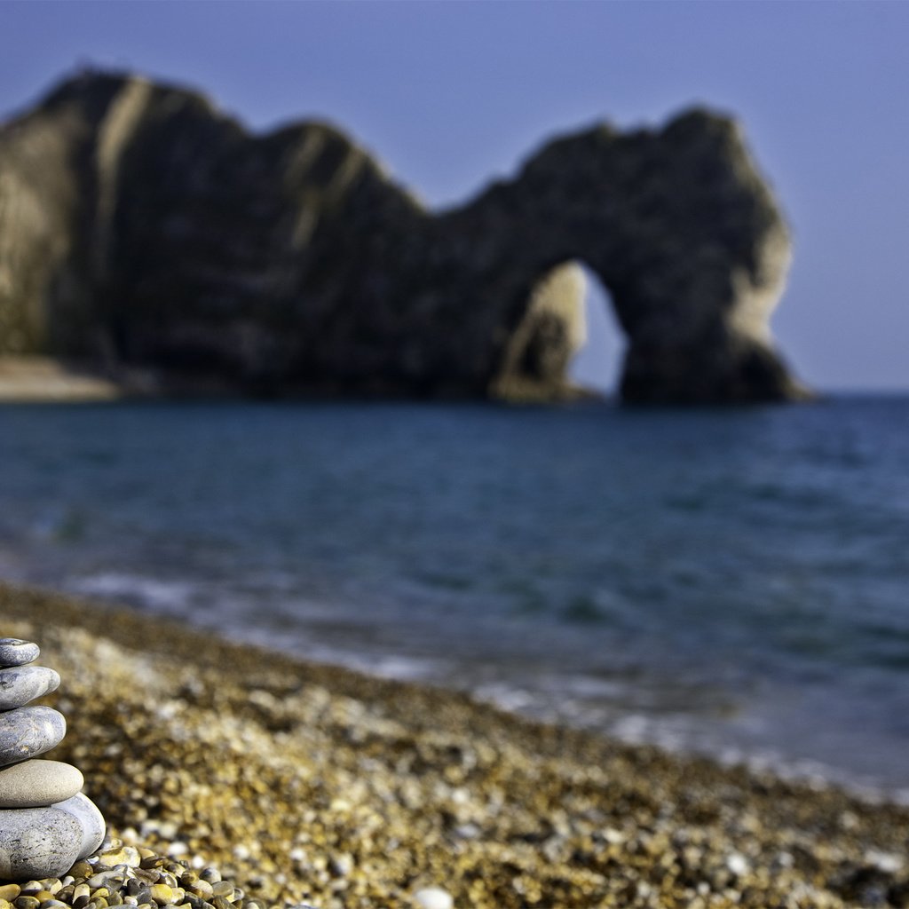 Обои камни, галька, море, пляж, англия, грот, stones, pebbles, sea, beach, england, the grotto разрешение 2560x1600 Загрузить