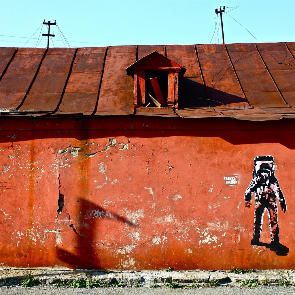 Обои стена, дом, растение, крыша, космонавт, граффити, екатеринбург, wall, house, plant, roof, astronaut, graffiti, ekaterinburg разрешение 5119x3412 Загрузить