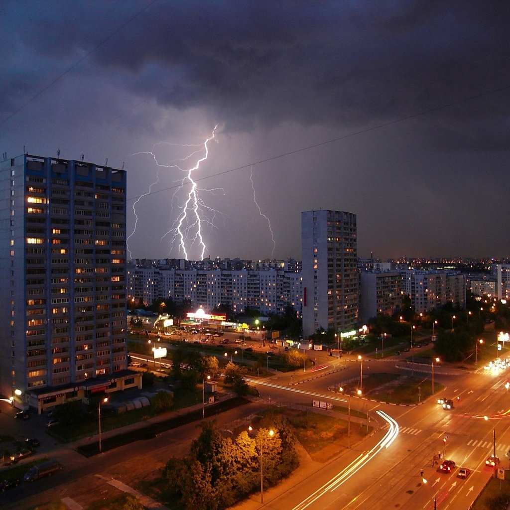 Обои дорога, огни, вечер, тучи, молния, москва, дома, россия, road, lights, the evening, clouds, lightning, moscow, home, russia разрешение 1920x1440 Загрузить