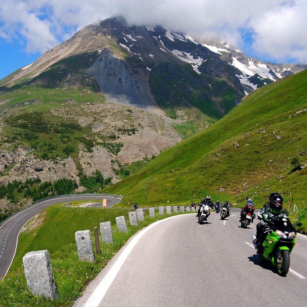 Обои дорога, горы, байкеры, road, mountains, bikers разрешение 1920x1200 Загрузить