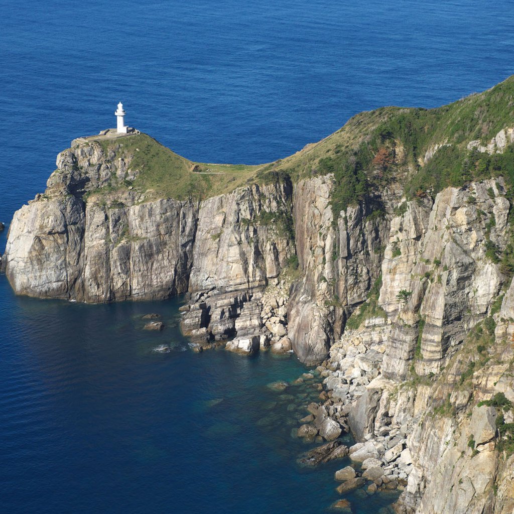 Обои горы, природа, пейзаж, скала, маяк, япония, обрыв, утес, mountains, nature, landscape, rock, lighthouse, japan, open разрешение 1920x1200 Загрузить