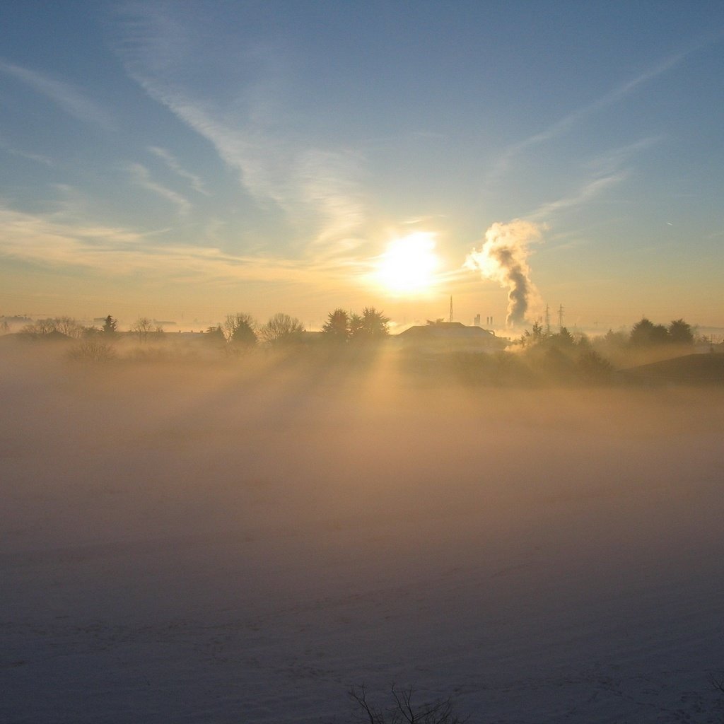 Обои солнце, снег, зима, туман, деревня, дым, the sun, snow, winter, fog, village, smoke разрешение 2560x1600 Загрузить