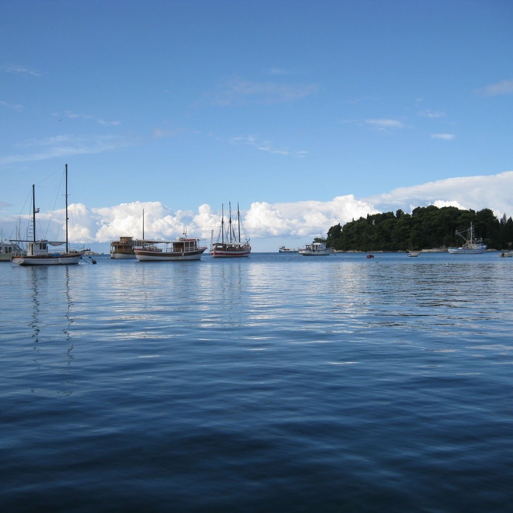 Обои небо, море, яхты, остров, the sky, sea, yachts, island разрешение 2592x1944 Загрузить