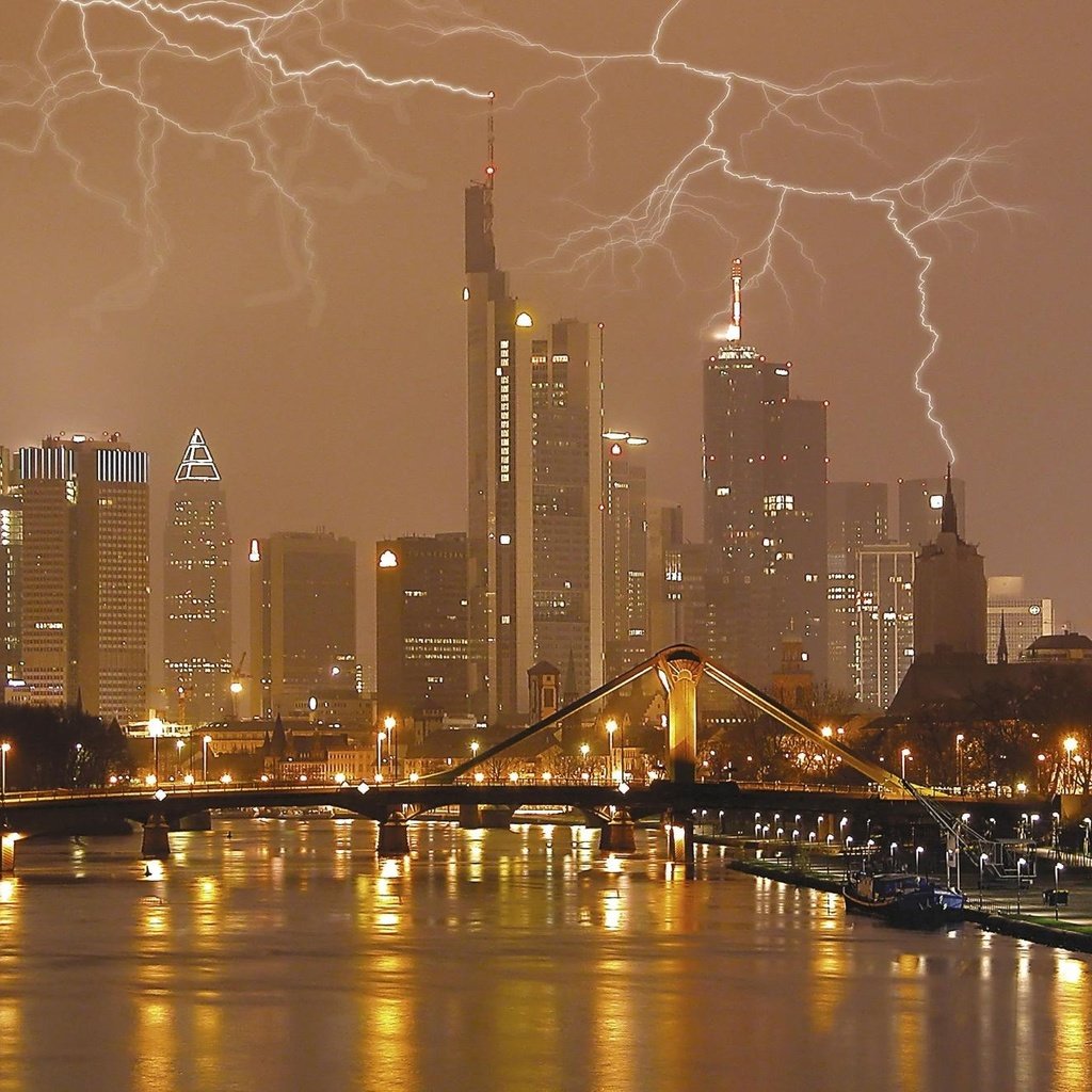 Обои тучи, молния, город, clouds, lightning, the city разрешение 1999x1333 Загрузить