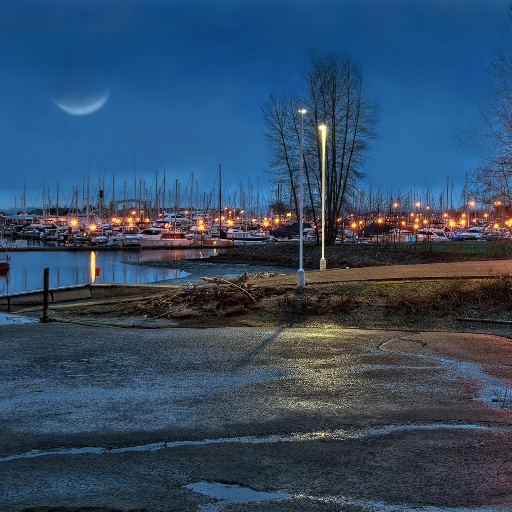 Обои небо, фонари, вечер, река, яхты, луна, причал, the sky, lights, the evening, river, yachts, the moon, pier разрешение 1920x1200 Загрузить