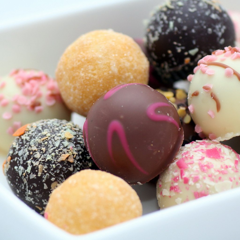 Обои разноцветные, конфеты, сладости, шарики, шоколад, тарелка, colorful, candy, sweets, balls, chocolate, plate разрешение 1920x1200 Загрузить