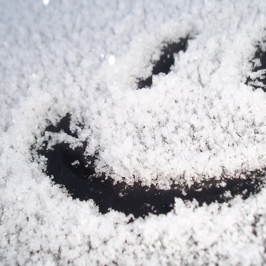 Обои снег, стекло, смайлик, snow, glass, smiley разрешение 2560x1600 Загрузить