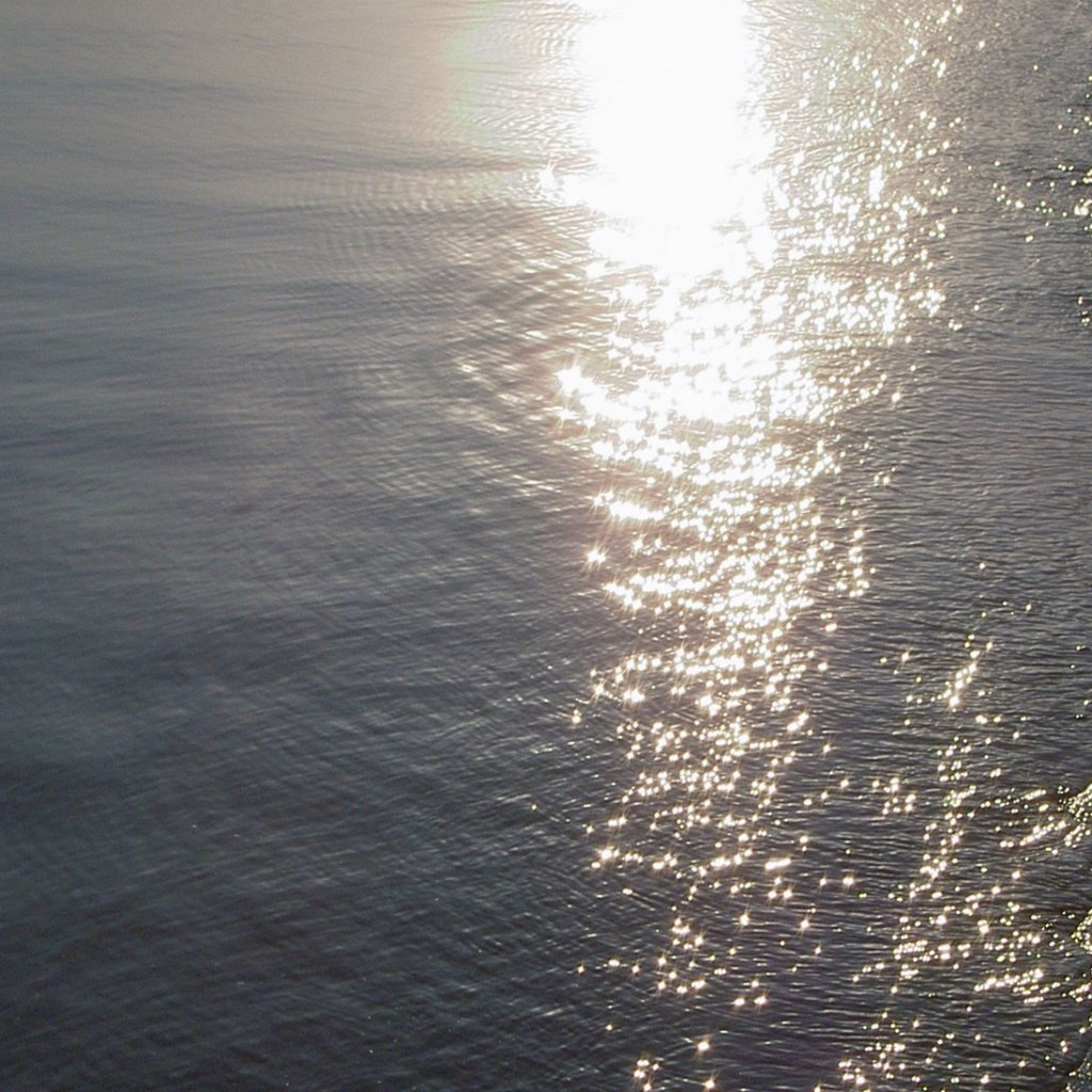 Прозрачная блестящая вода. Вода блестит. Сверкающая вода. Блеск от воды. Блеск моря и искры солнечной воды.