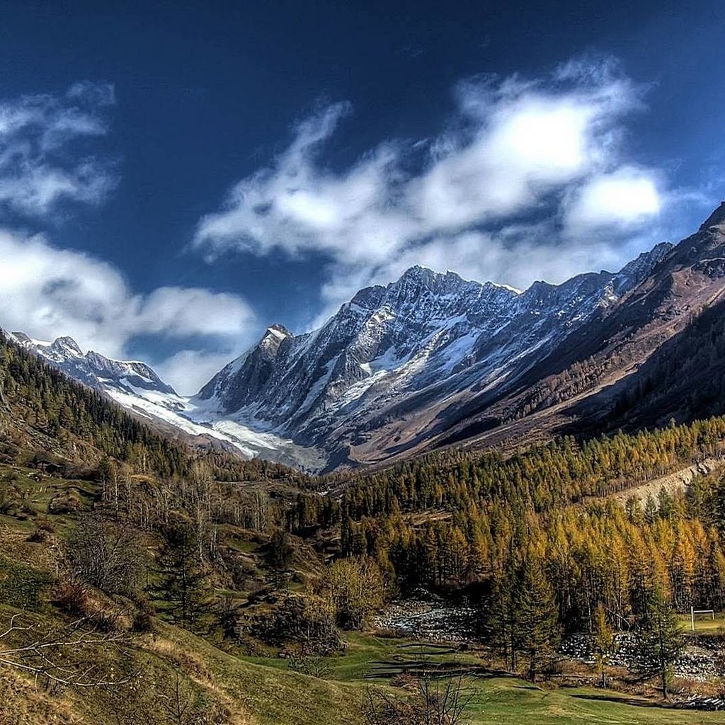 Обои небо, облака, деревья, горы, снег, лес, вершины, долина, the sky, clouds, trees, mountains, snow, forest, tops, valley разрешение 1920x1080 Загрузить