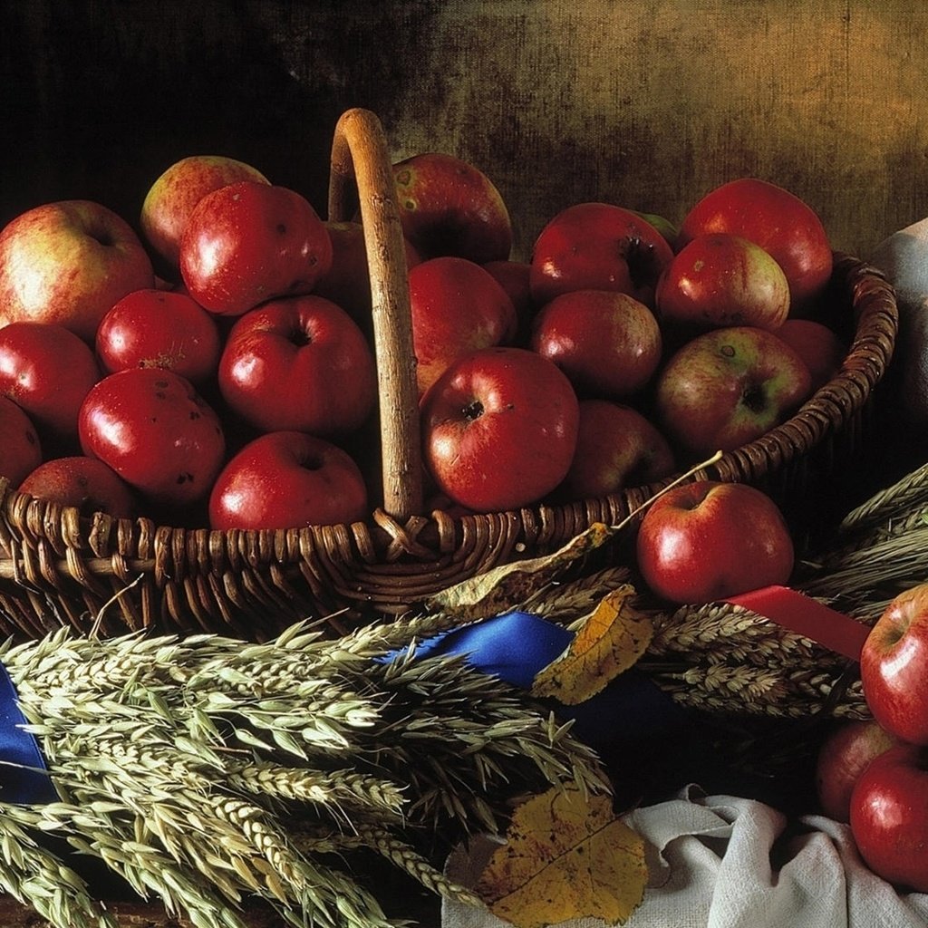 Корзина с красными яблоками у армян