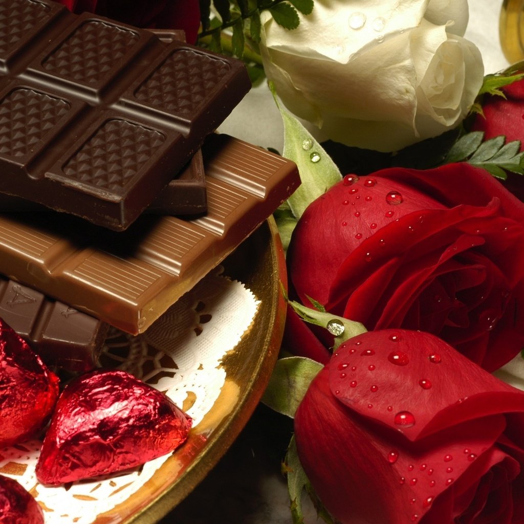 Обои розы, шоколад, поднос, капли воды, roses, chocolate, tray, water drops разрешение 2560x1600 Загрузить