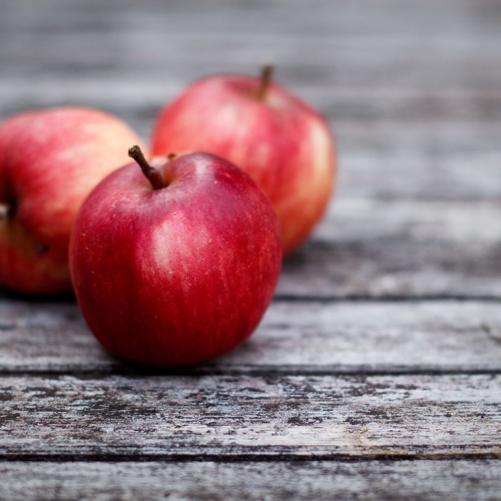 Обои яблоки, красные, доски, серые, apples, red, board, grey разрешение 2560x1706 Загрузить