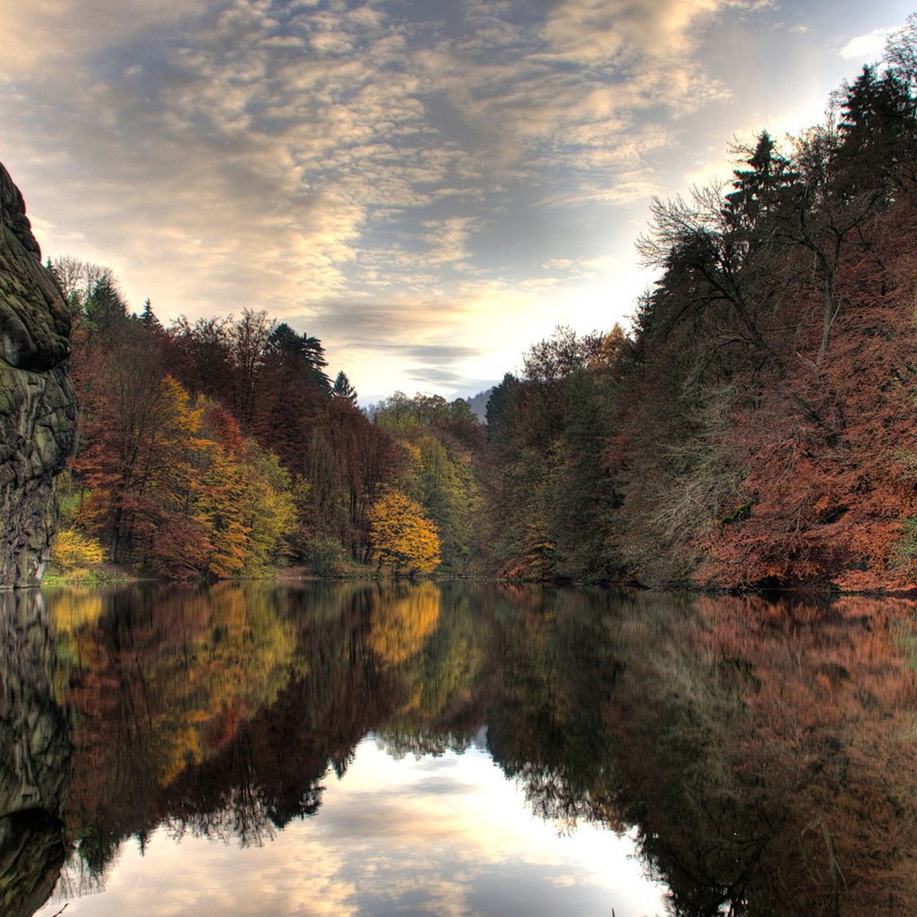 Обои деревья, вода, озеро, скала, осень, trees, water, lake, rock, autumn разрешение 1920x1080 Загрузить