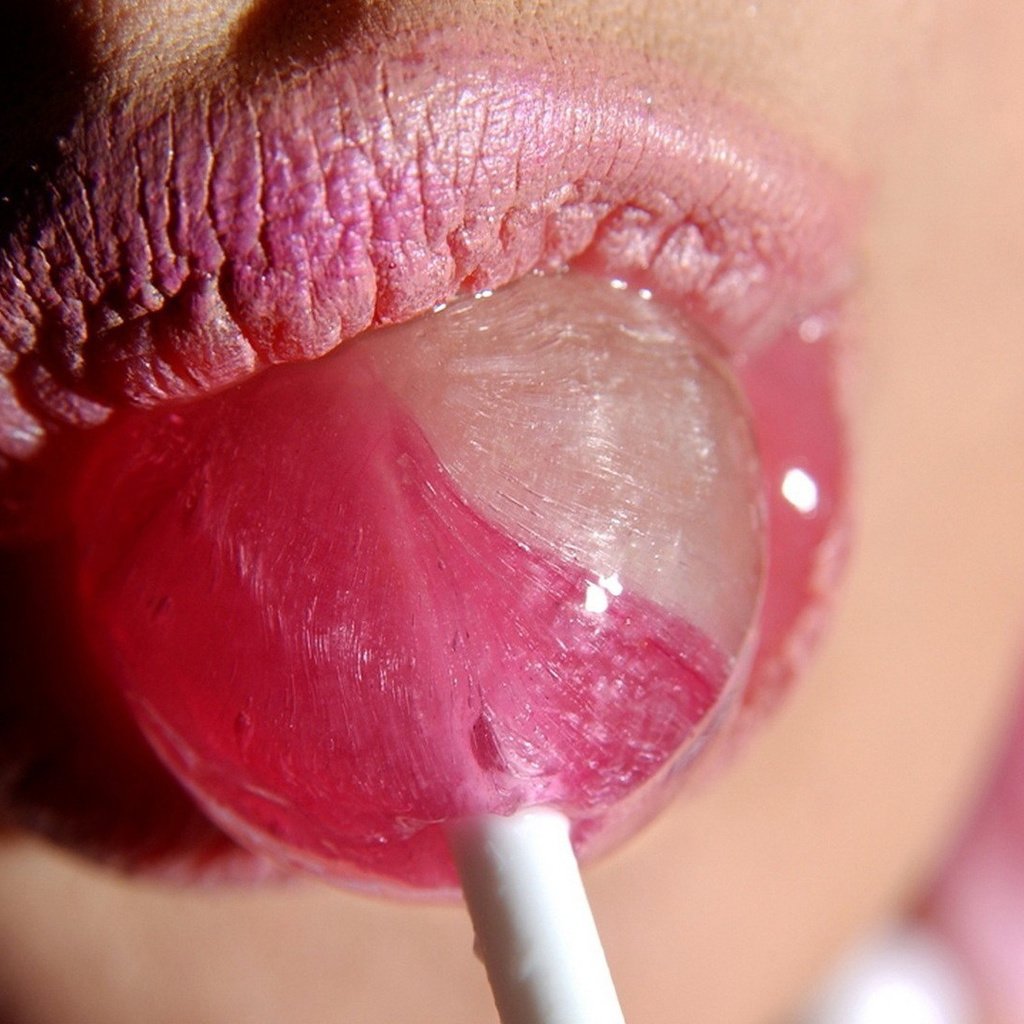 Девушка с розовым Чупа-Чупсом во рту — Фотографии на аву