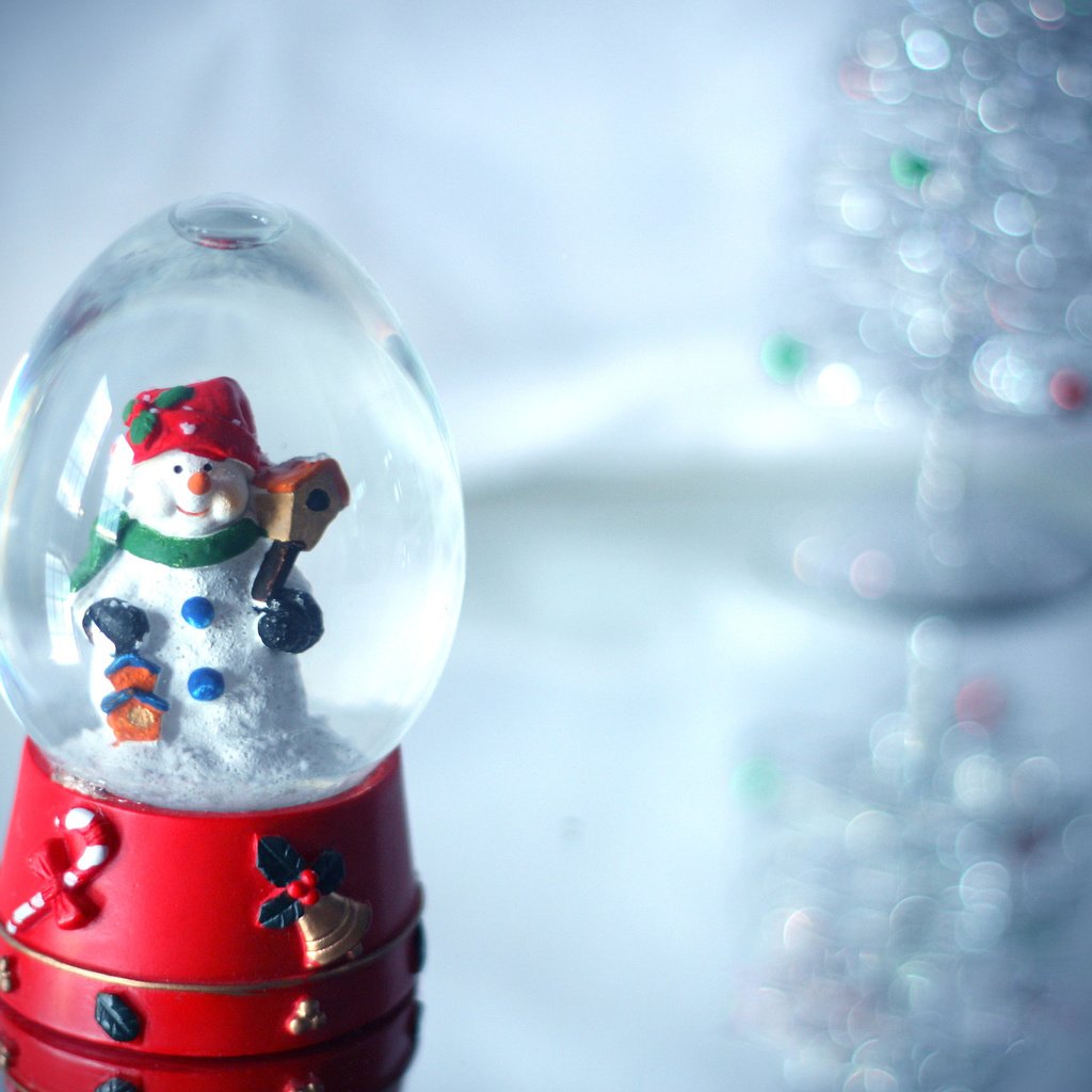 Обои новый год, снеговик, стеклянный шар, сувенир, new year, snowman, glass globe, souvenir разрешение 1920x1280 Загрузить