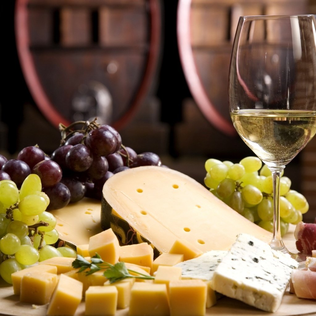 Обои виноград, бокал, сыр, вино, белое, grapes, glass, cheese, wine, white разрешение 1920x1200 Загрузить