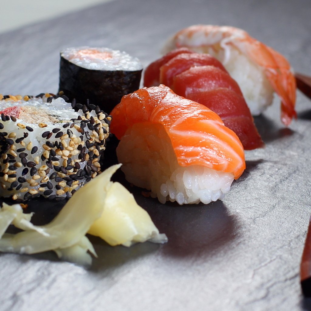 Обои палочки, суши, роллы, японская кухня, сашими, sticks, sushi, rolls, japanese cuisine, sashimi разрешение 2560x1600 Загрузить