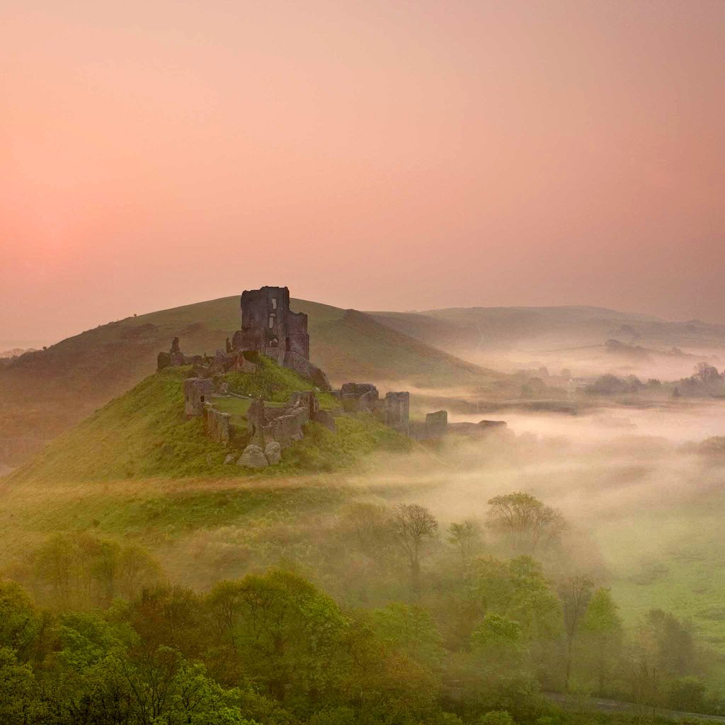 Обои восход, утро, туман, замок, англия, sunrise, morning, fog, castle, england разрешение 3072x2048 Загрузить