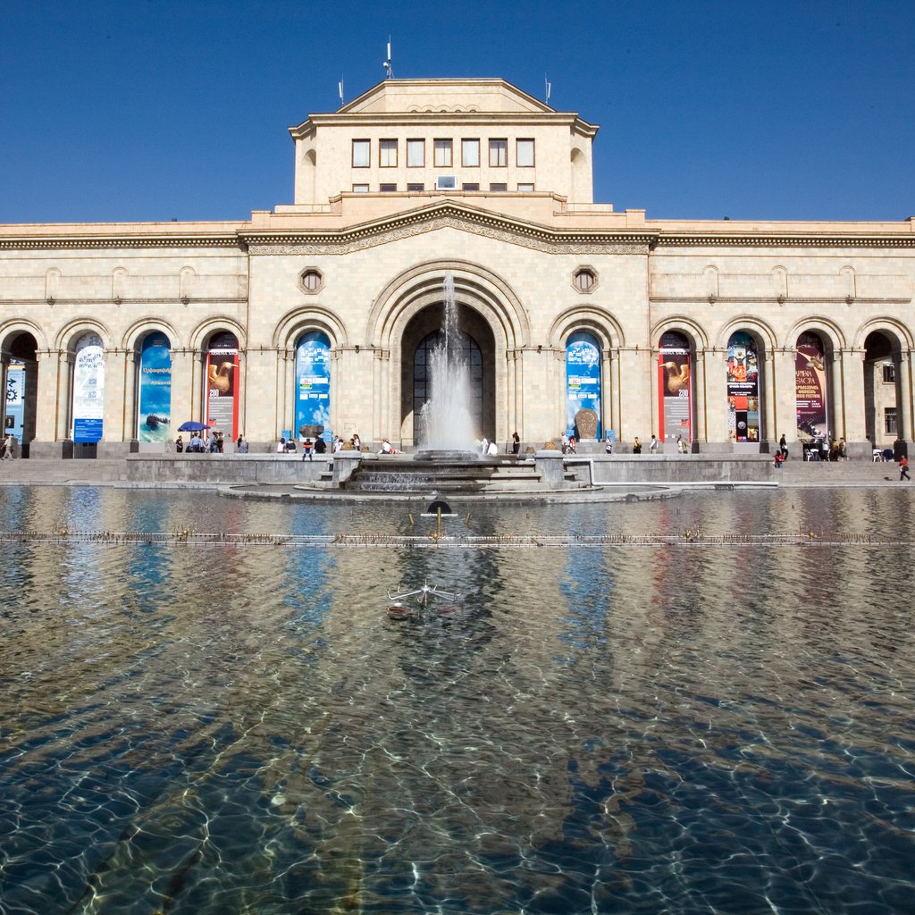 Обои вода, здание, армения, ереван, water, the building, armenia, yerevan разрешение 2560x1600 Загрузить