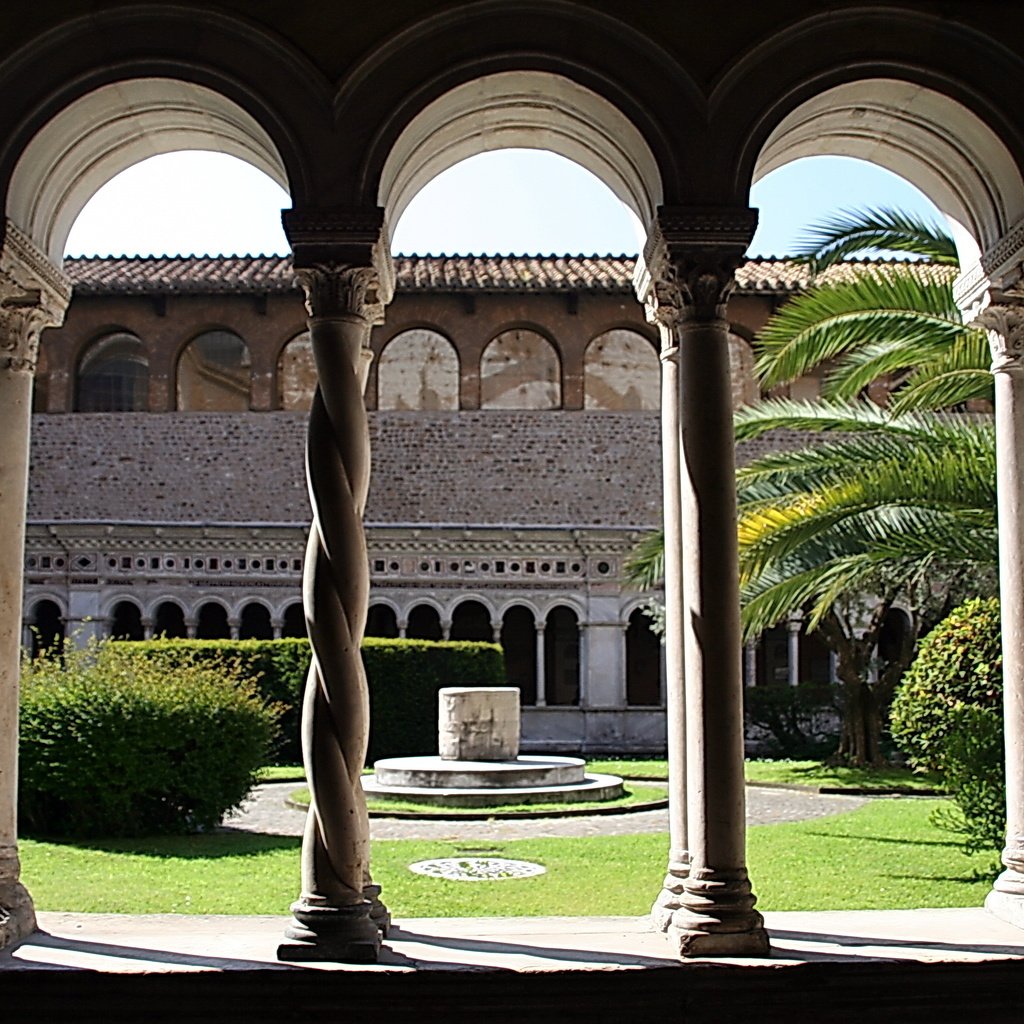 Палаццо с арками в Италии