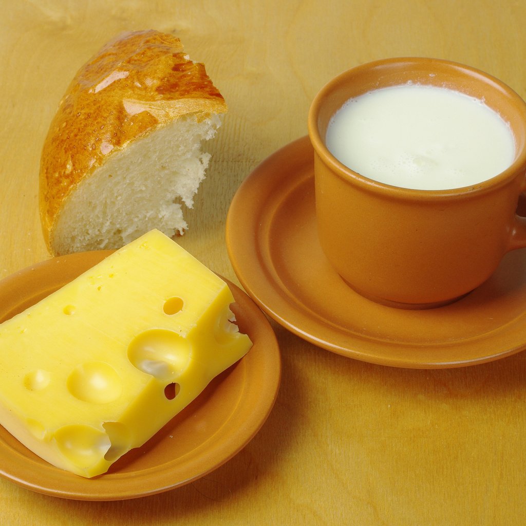 Обои стол, сыр, хлеб, молоко, чашки, блюдца, table, cheese, bread, milk, cup, saucers разрешение 2560x1600 Загрузить