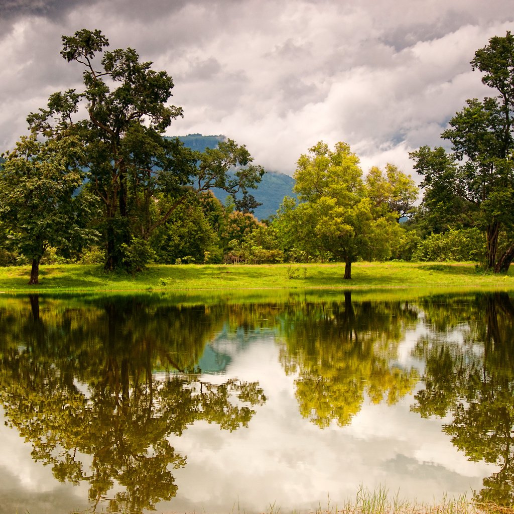 Обои облака, деревья, озеро, горы, отражение, лаос, clouds, trees, lake, mountains, reflection, laos разрешение 2560x1600 Загрузить