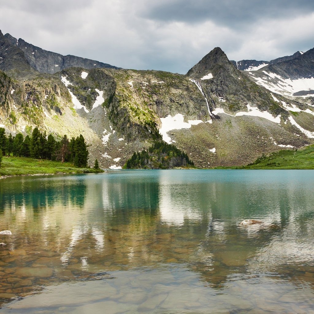 Обои небо, облака, деревья, вода, озеро, горы, лес, отражение, the sky, clouds, trees, water, lake, mountains, forest, reflection разрешение 1920x1080 Загрузить