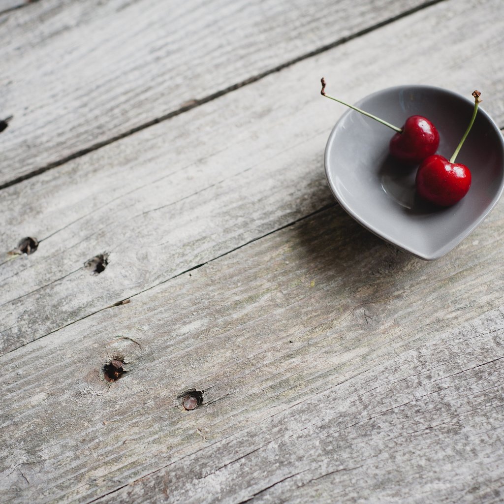 Обои дерево, макро, ягода, доски, черешня, пол, вишня, чашка, tree, macro, berry, board, cherry, floor, cup разрешение 2048x1363 Загрузить