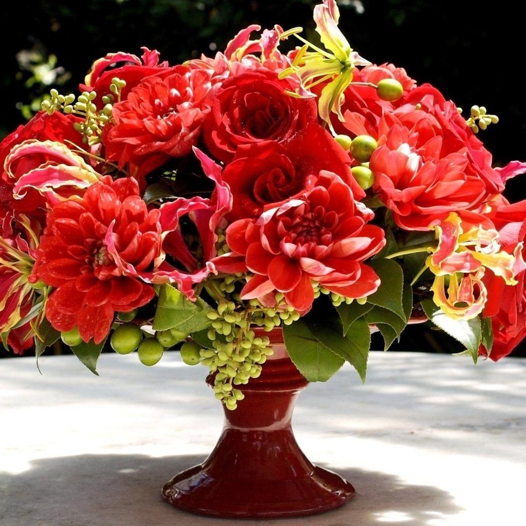 Обои цветы, розы, стол, букет, ваза, композиция, георгины, глориоза, flowers, roses, table, bouquet, vase, composition, dahlias, gloriosa разрешение 1920x1200 Загрузить