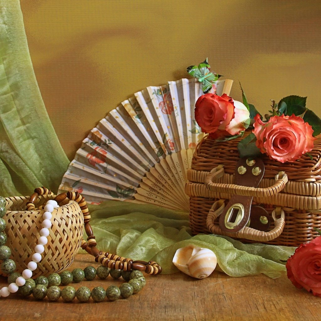 Обои розы, бусы, ракушка, веер, натюрморт, сундучок, roses, beads, shell, fan, still life, chest разрешение 3000x2176 Загрузить