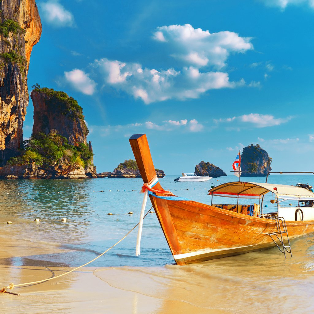 Обои скалы, пляж, лодка, таиланд, тропики, rocks, beach, boat, thailand, tropics разрешение 2560x1600 Загрузить