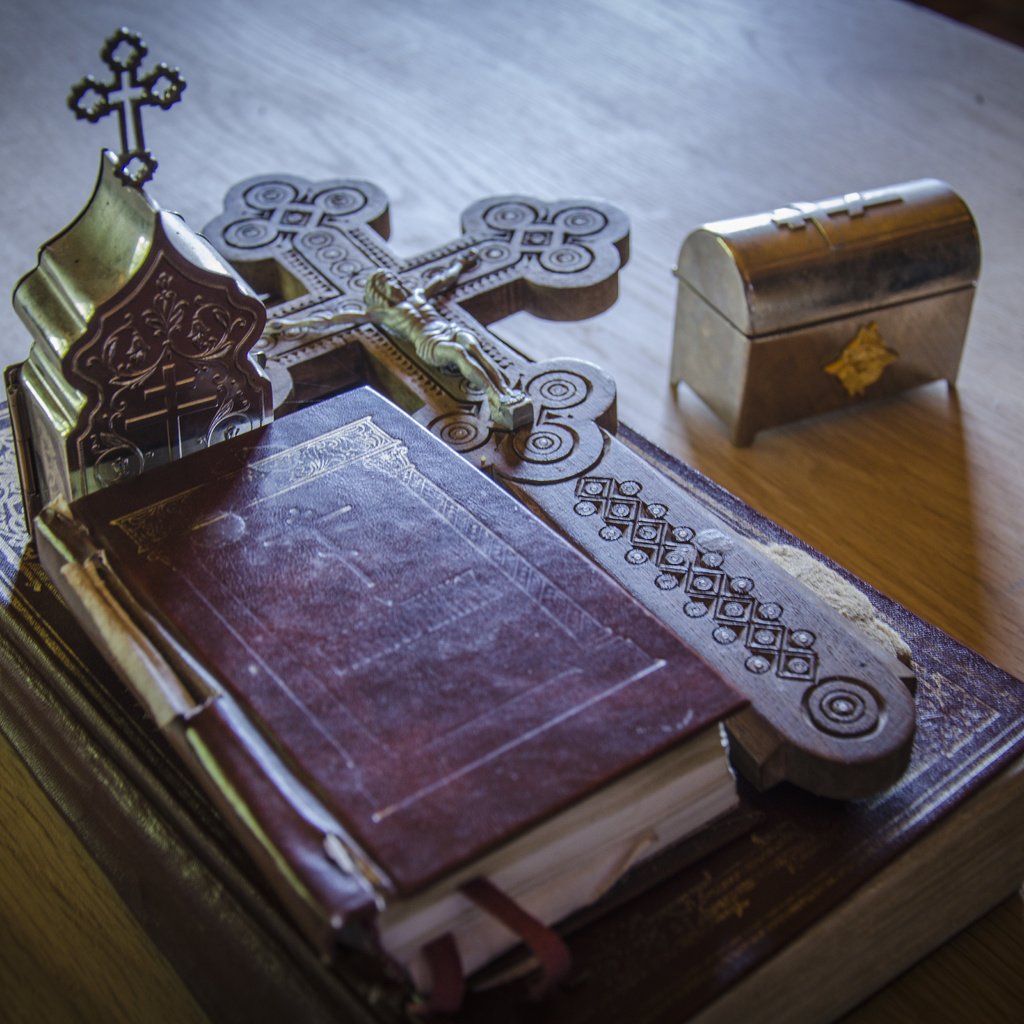 Обои стол, крест, книга, библия, священное писание, table, cross, book, the bible разрешение 4928x3264 Загрузить