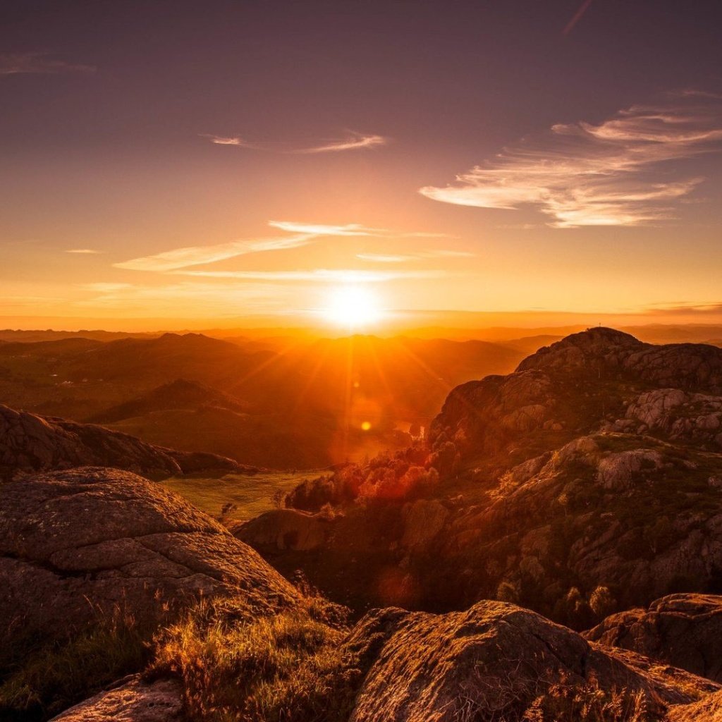 Обои горы, солнце, природа, пейзаж, вид, рассвет, панорамма, mountains, the sun, nature, landscape, view, dawn, panorama разрешение 2000x1125 Загрузить