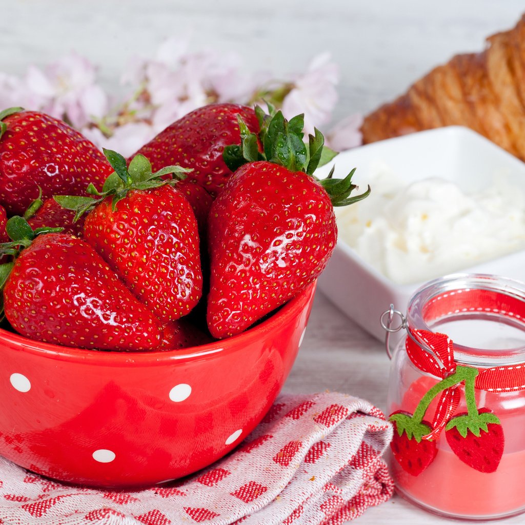 Обои цветы, ягода, клубника, миска, сметана, круассаны, flowers, berry, strawberry, bowl, sour cream, croissants разрешение 2560x1600 Загрузить