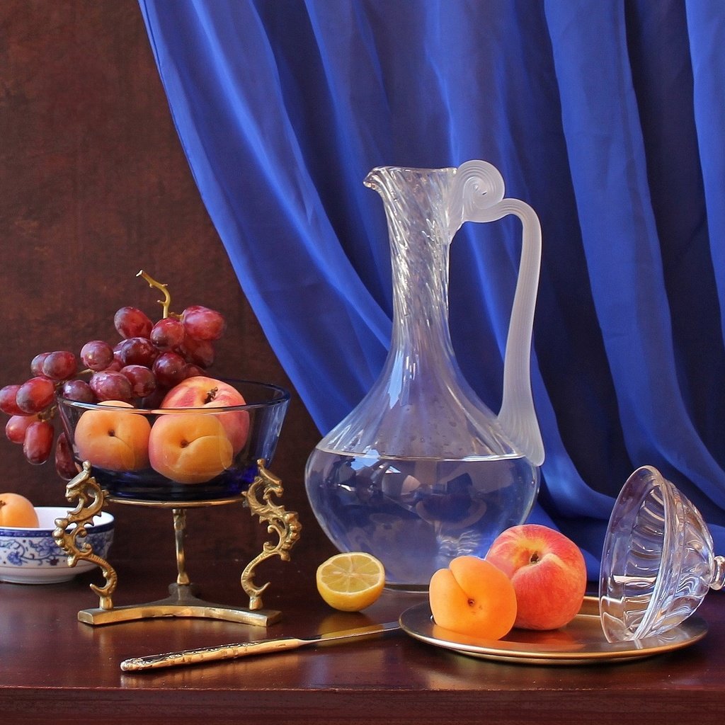 Обои виноград, фрукты, лимон, натюрморт, графин, абрикосы, рюмка, grapes, fruit, lemon, still life, decanter, apricots, glass разрешение 2048x1389 Загрузить